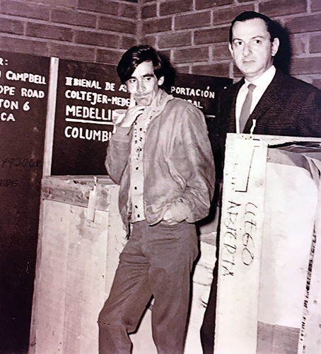 Gonzalo Arango y Leonel Estrada durante la II Bienal de Arte de Medellín en 1970.