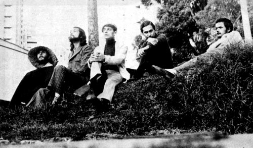Eduardo Escobar, Jotamario Arbeláez, Darío Lemos, Juan Manuel Roca y Eduardo Zalamea frente al Planetario en Bogotá, 1972. Foto © Rogelio Daraviña.