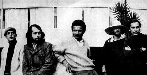 Darío Lemos, Jotamario Arbeláez, Eduardo Zalamea, Eduardo Escobar y Juan Manuel Roca frente al Planetario en Bogotá, 1972. Foto © Rogelio Daraviña.